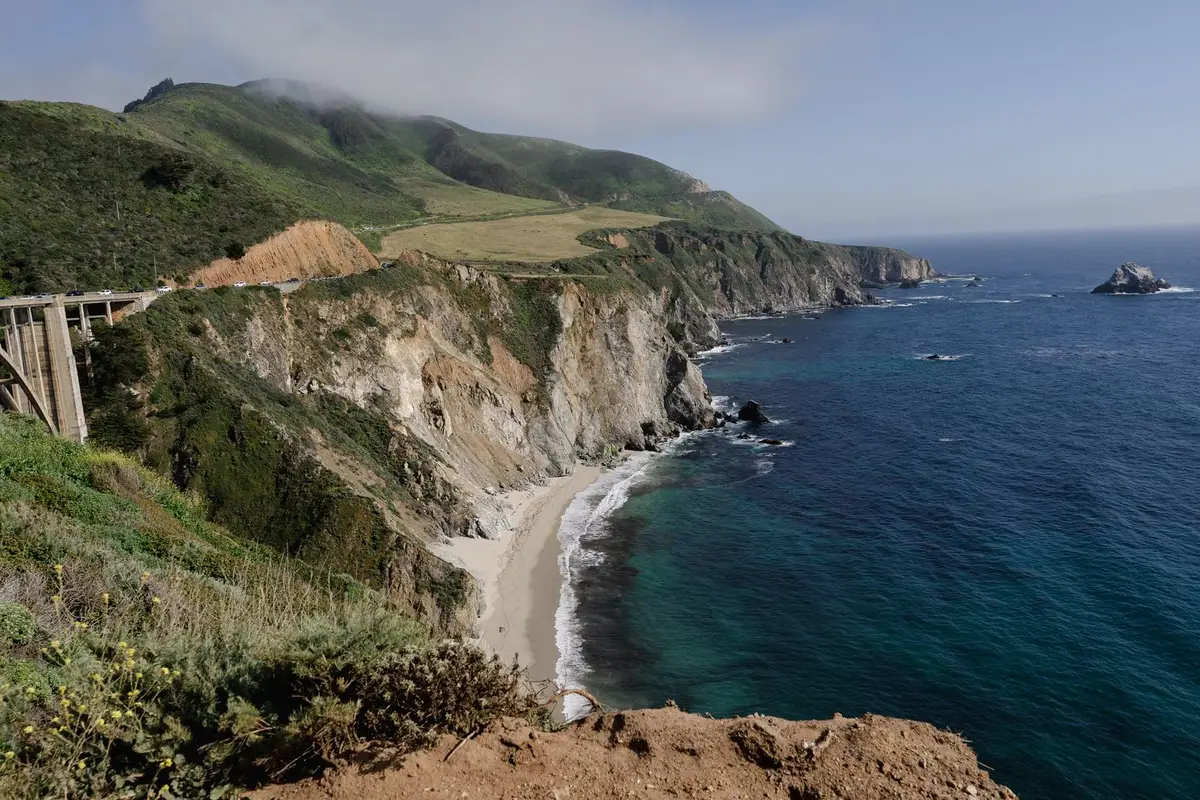 Costa de Big Sur com ponte sobre falésias na Califórnia