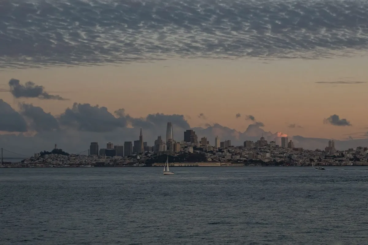 Skyline de San Francisco ao entardecer visto da baía