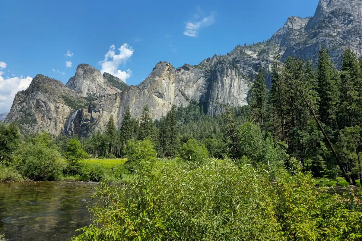 Vale de Yosemite com montanhas de granito e floresta