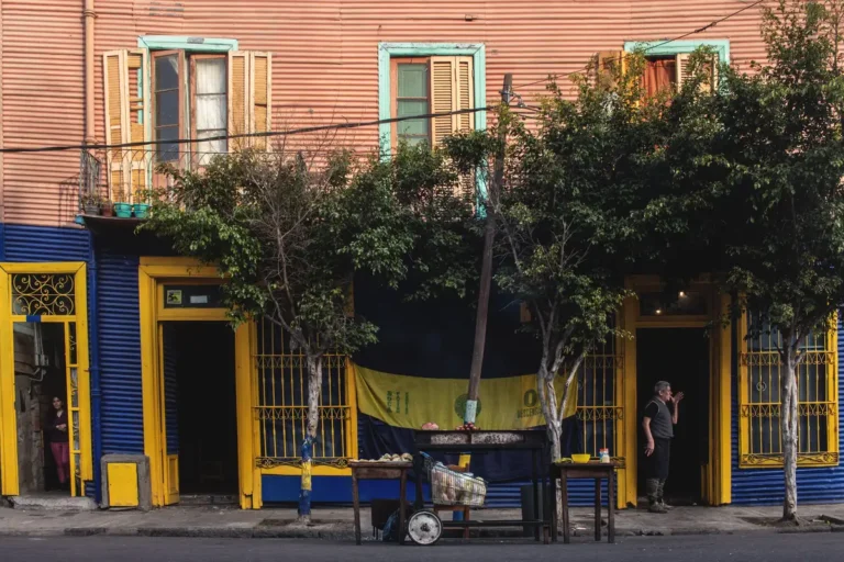 Caminito cedo: cores de La Boca antes das multidões