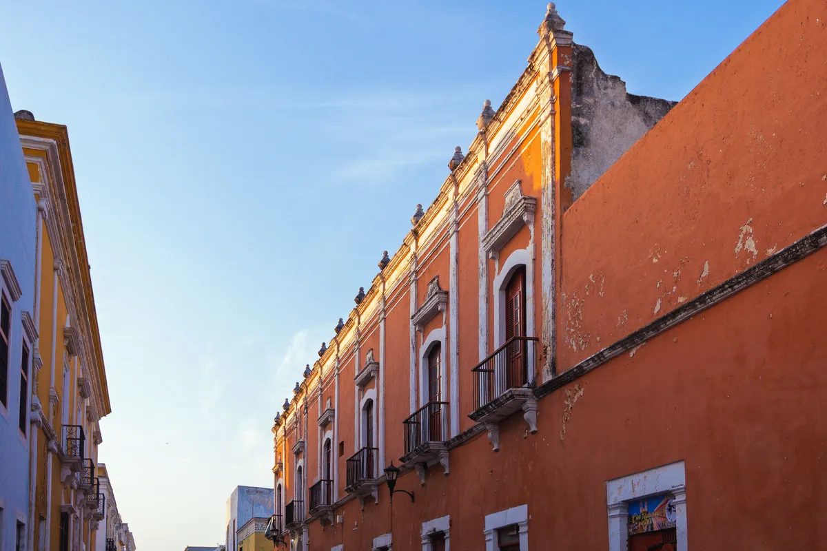 Rua de arquitetura colonial em Campeche