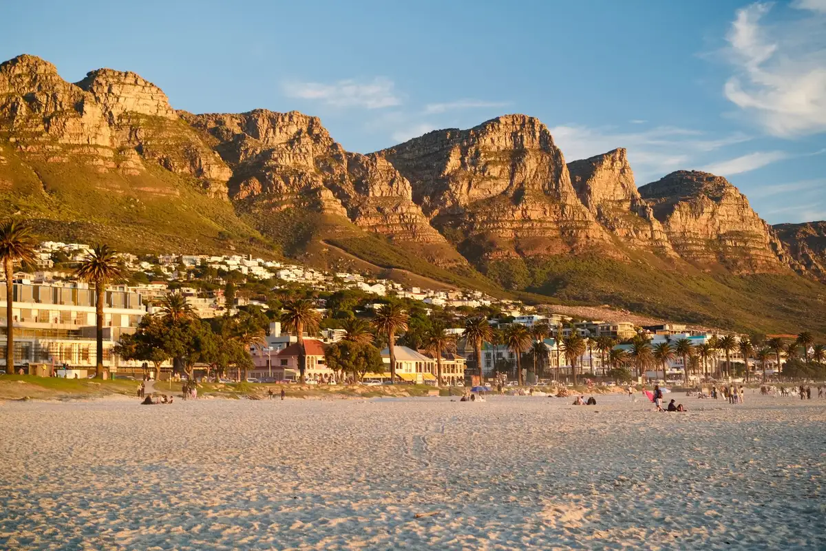 Vista aérea da praia de Camps Bay com as Doze Apóstolas ao fundo