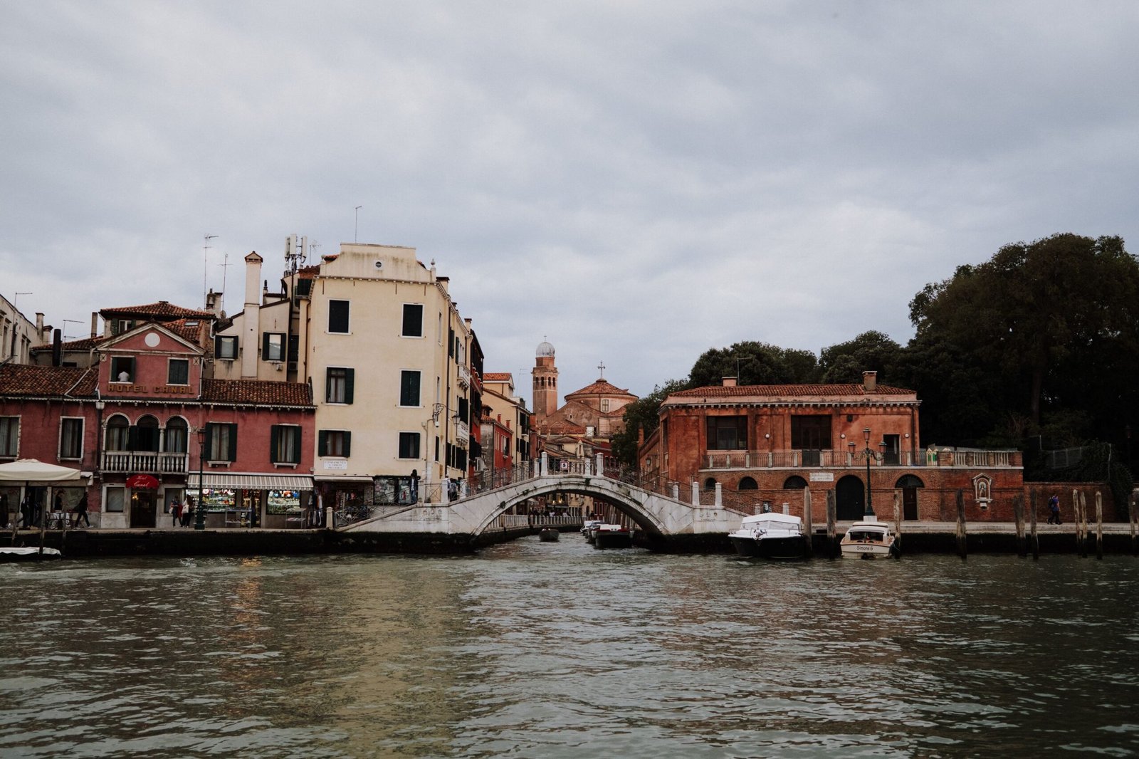 Canal e ponte de pedra em Veneza