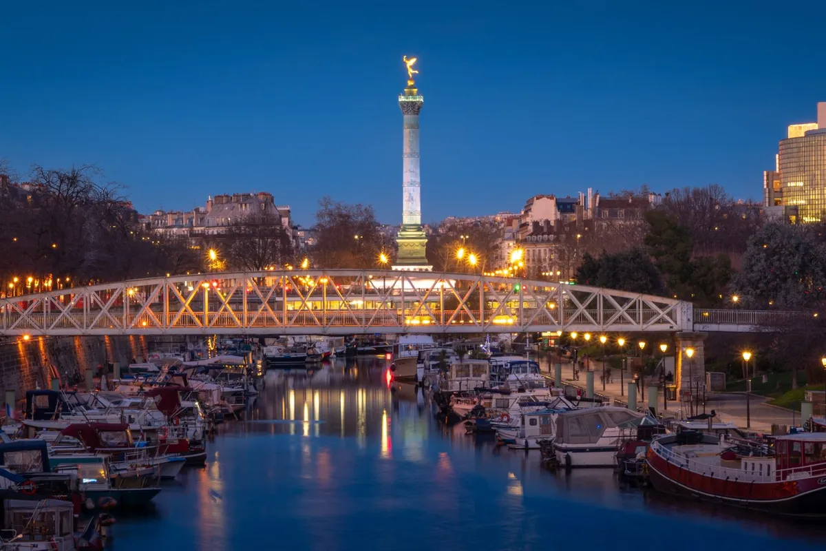 Ponte sobre o Canal Saint-Martin em Paris