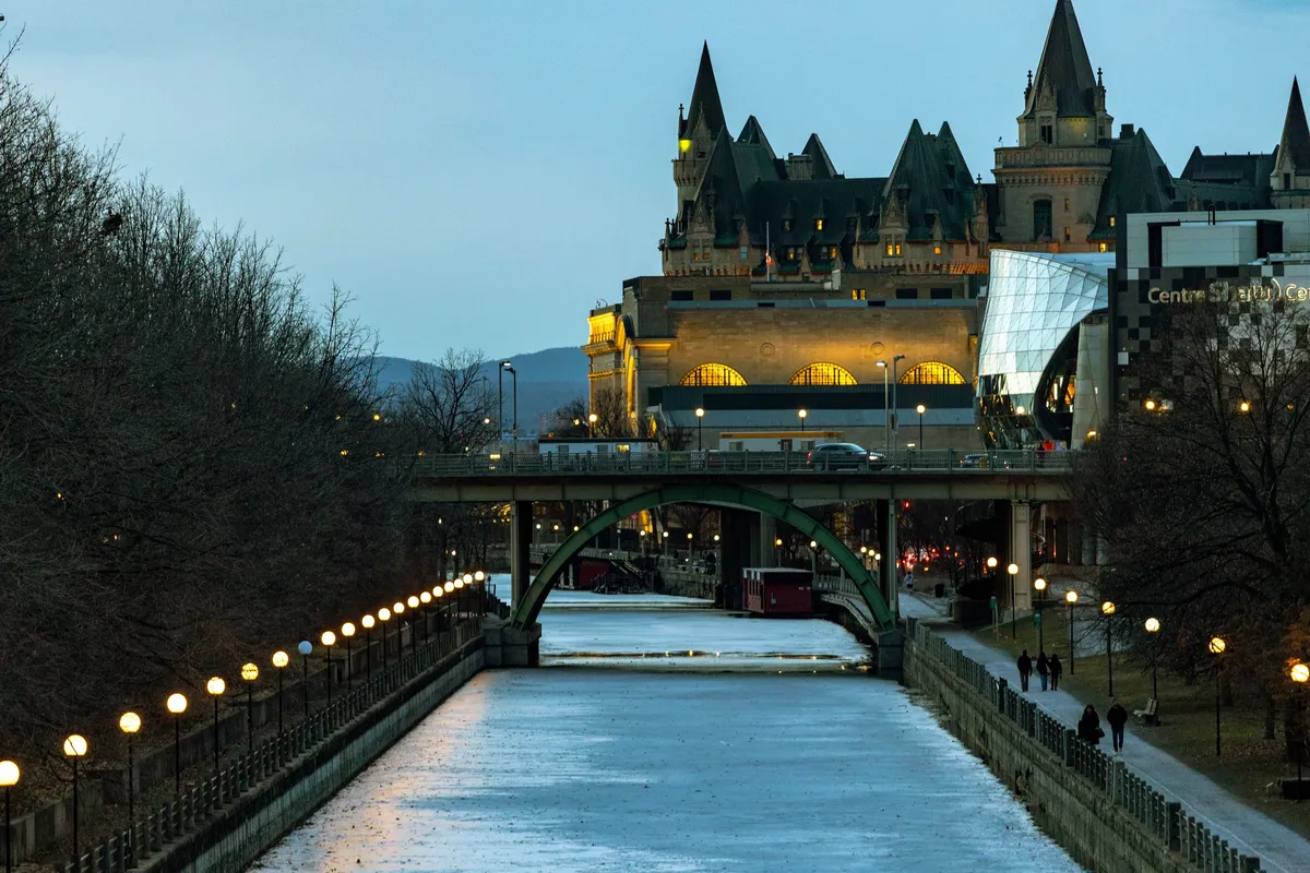 Canal Rideau iluminado à noite em Ottawa