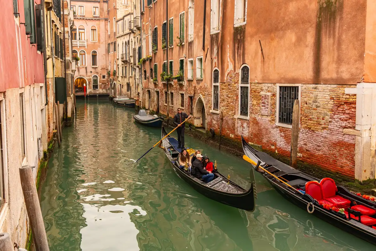 Canal em Veneza com góndolas e prédios históricos