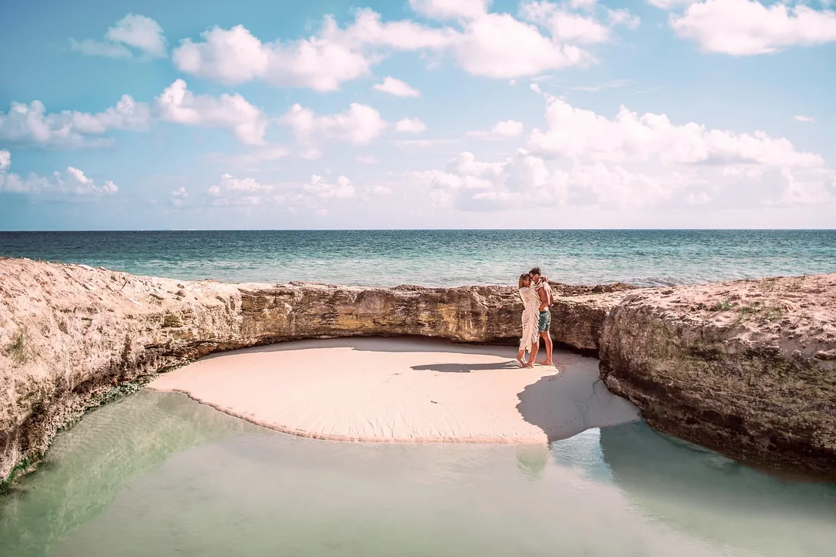 Praia do Caribe mexicano em imagem editorial para guia de Cancún