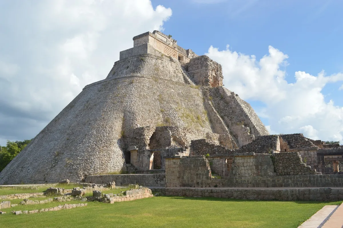 Pirâmide maia no México em roteiro a partir de Cancún