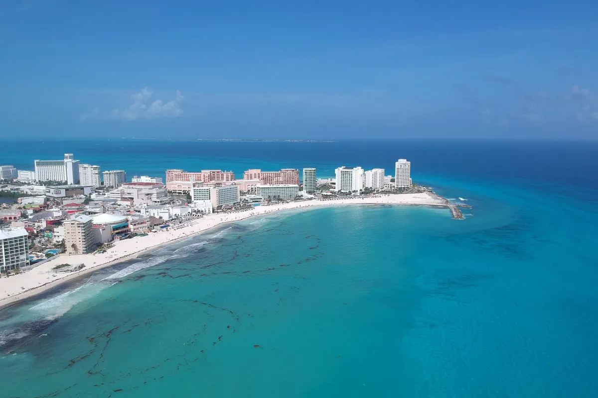 Vista aérea da praia na Zona Hoteleira de Cancún