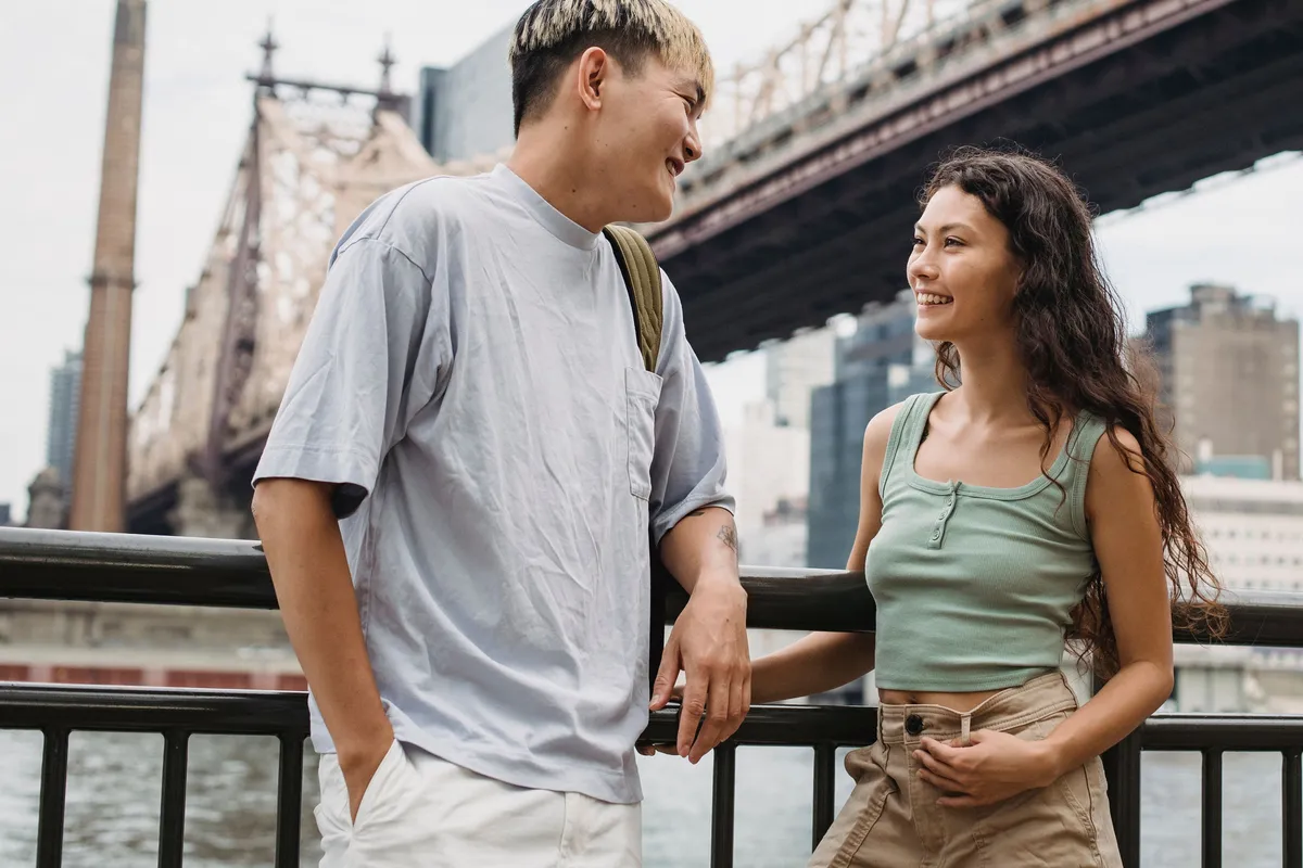Casal caminhando por uma rua de Nova York durante a viagem