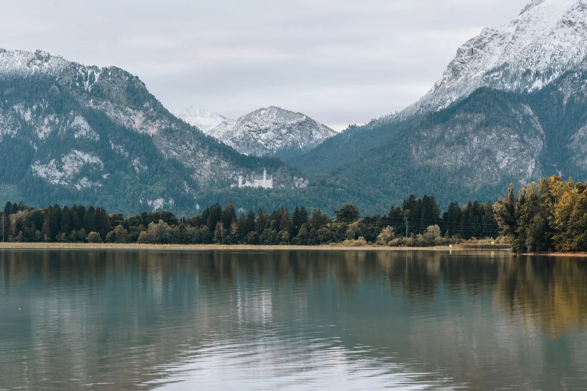 Castelo de Neuschwanstein visto do Lago Alpsee, na Alemanha