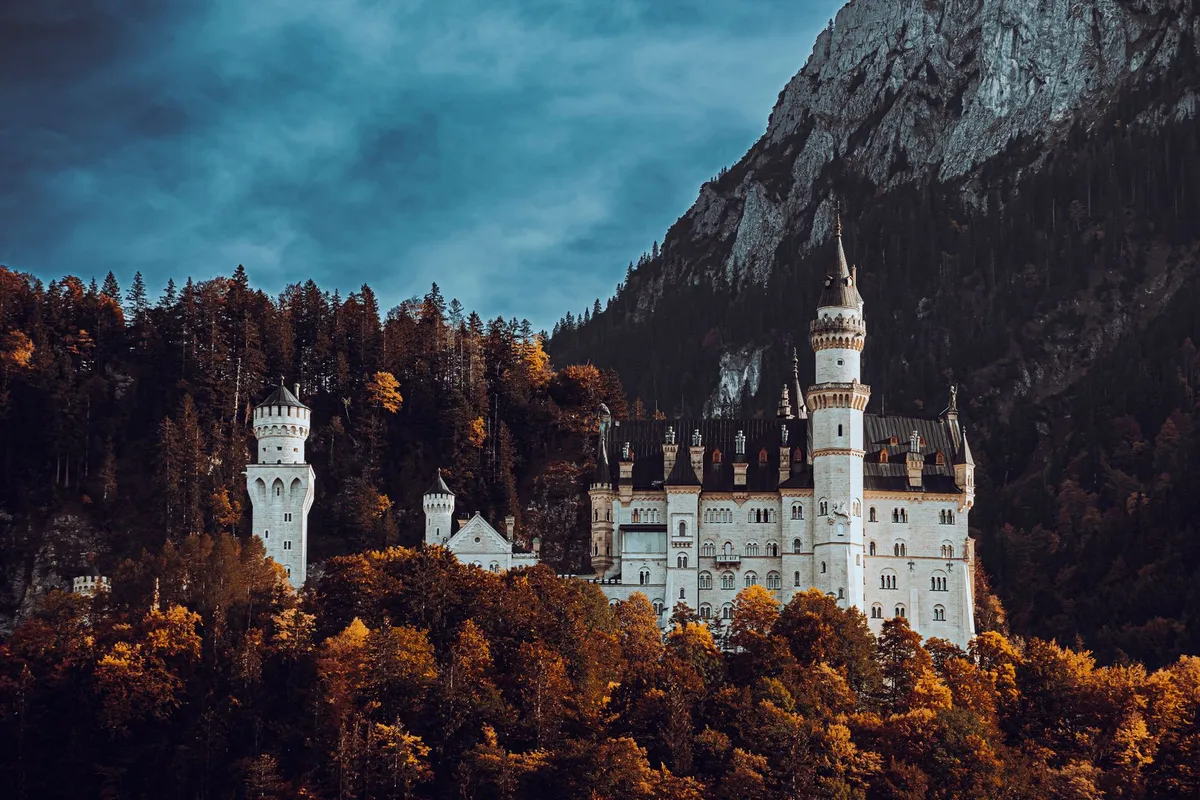 Vista panorâmica do Castelo de Neuschwanstein em dia claro na Baviera