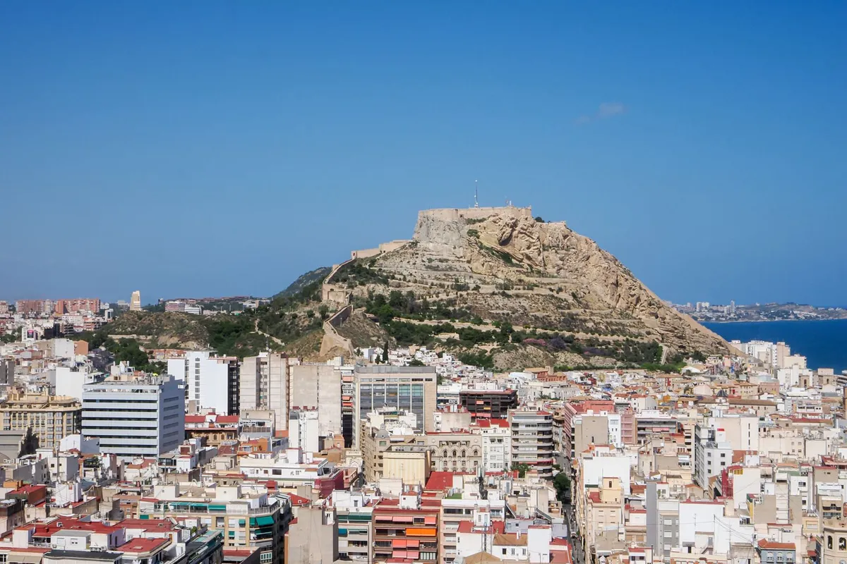 Vista do Castelo de Santa Bárbara no alto do monte Benacantil, em Alicante
