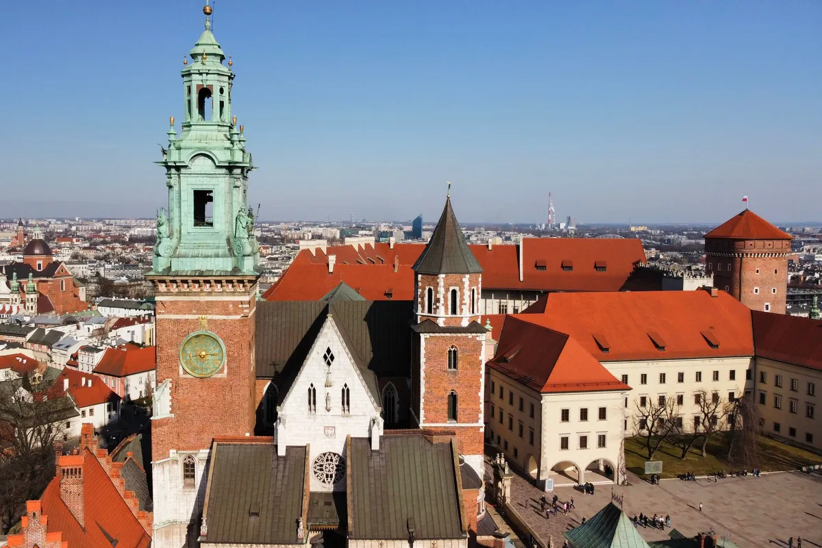 Vista aérea do Castelo de Wawel às margens do rio Vístula em Cracóvia