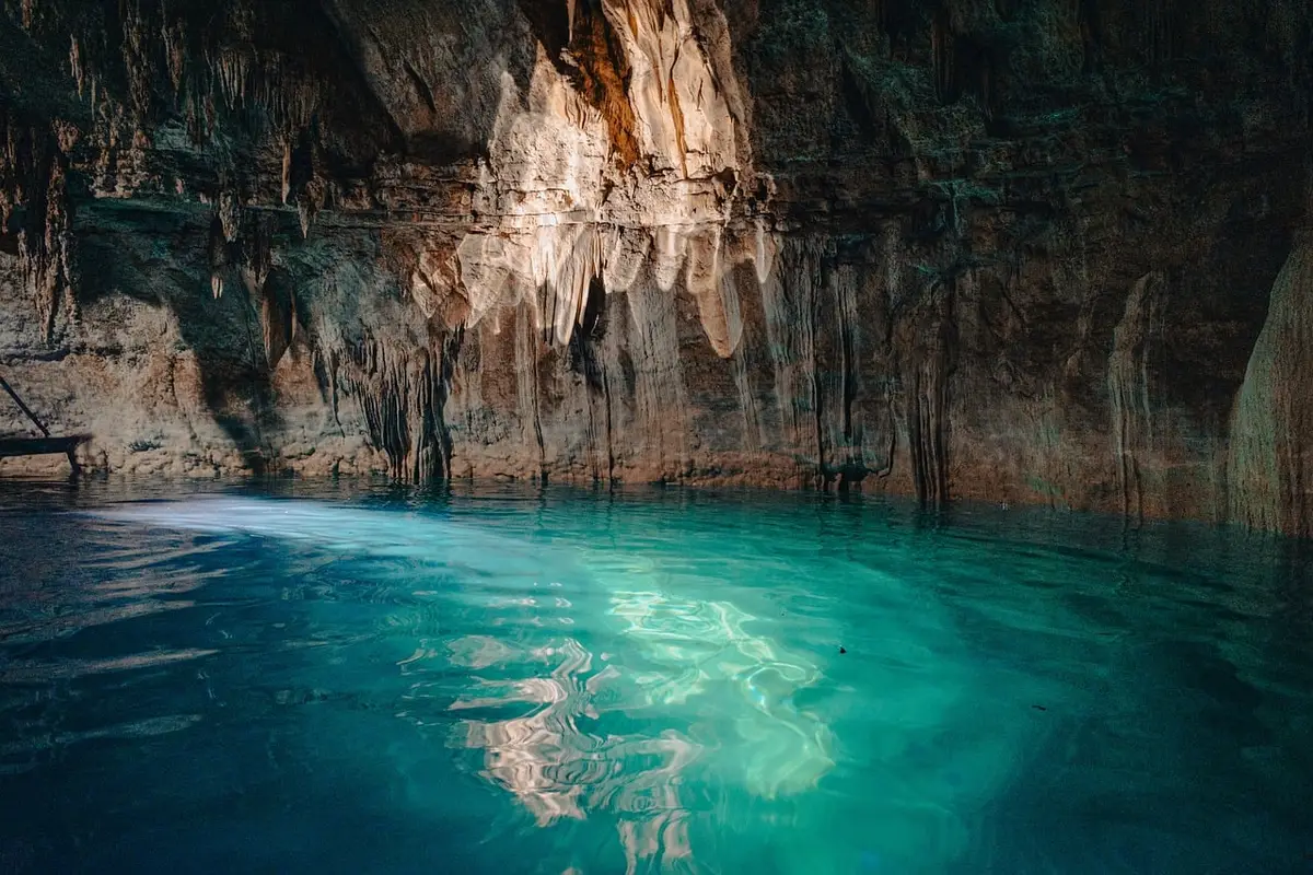 Cenote aberto com água turquesa em Yucatán México