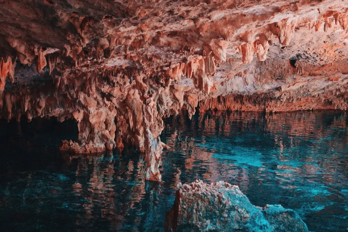 Água cristalina dentro de cenote semí-aberto no México