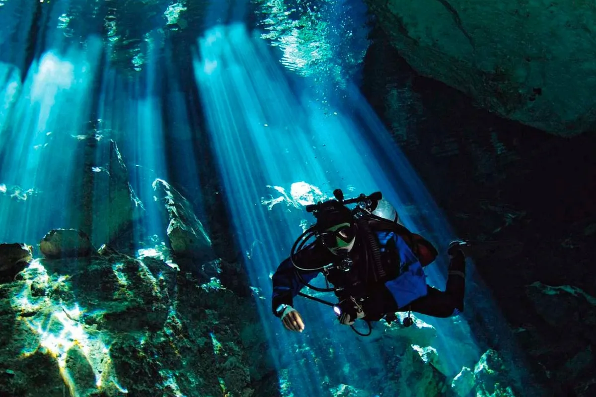 Mergulhador em cenote de Yucatán com visibilidade cristalina
