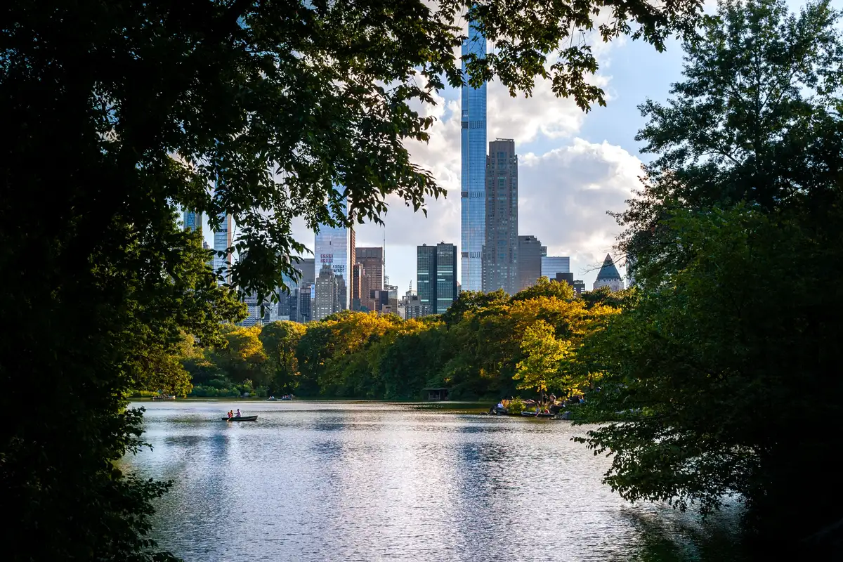 Central Park no outono com o skyline de Manhattan ao fundo