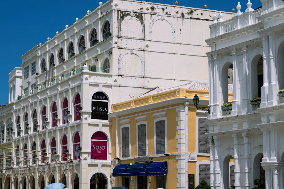 Rua do centro histórico de Macau com fachadas coloniais