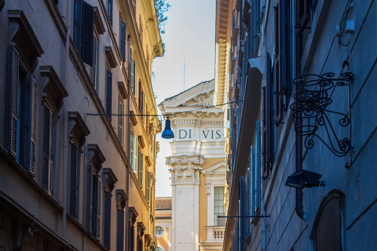 Rua historica do centro de Roma com predios antigos