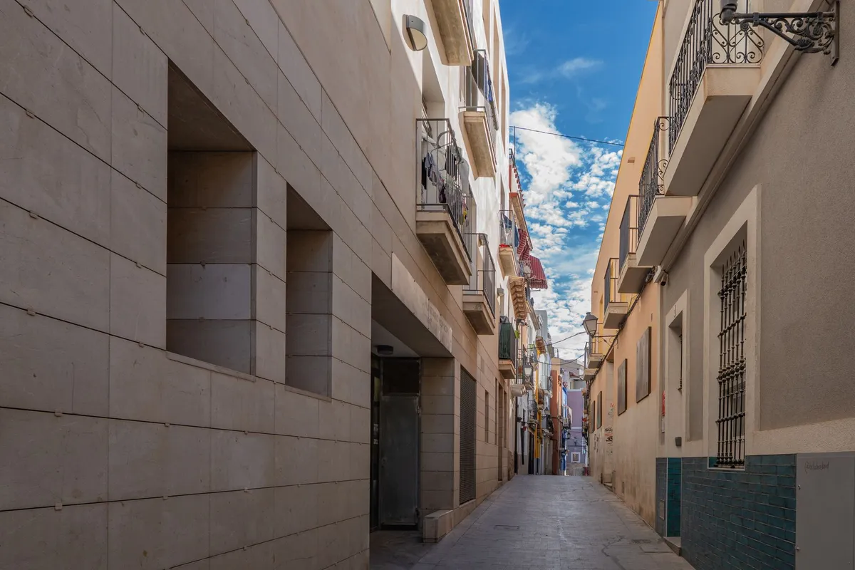 Rua estreita e charmosa do bairro histórico de Santa Cruz, em Alicante