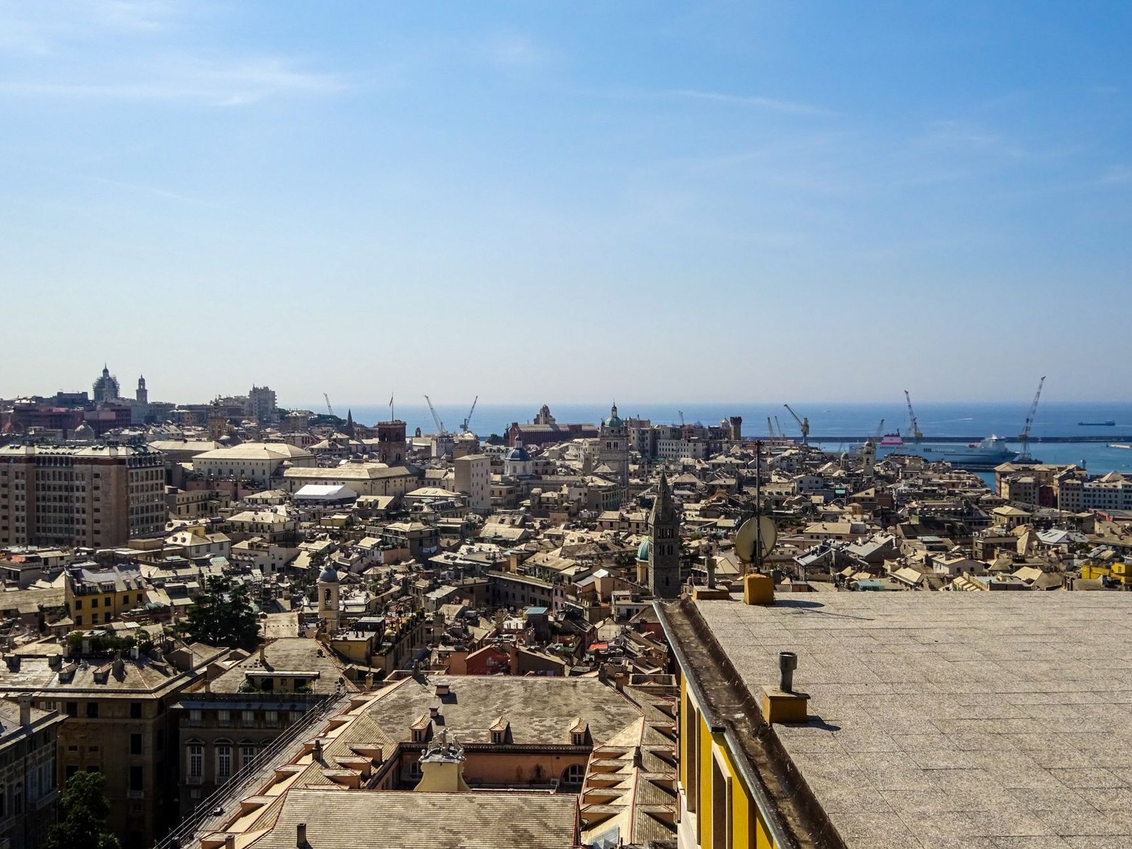 Vista dos telhados de Gênova, com o centro histórico e o mar