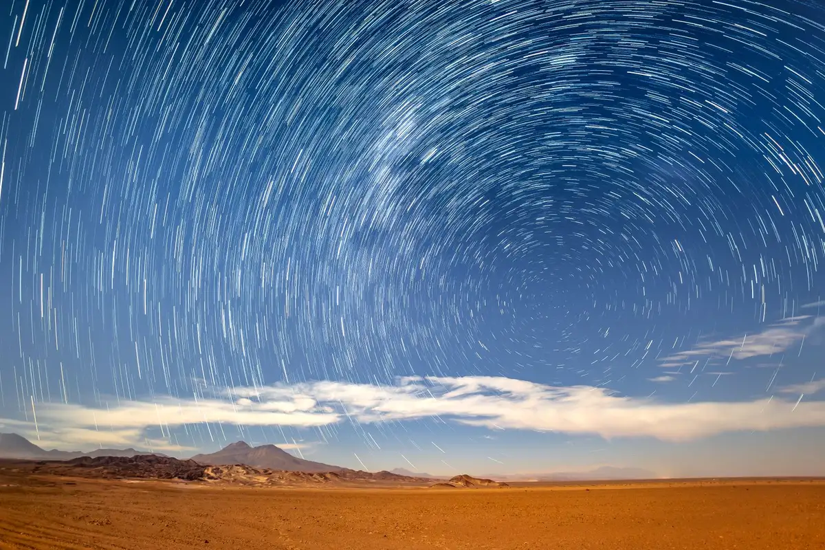 Céu estrelado no deserto do Atacama durante observação astronômica