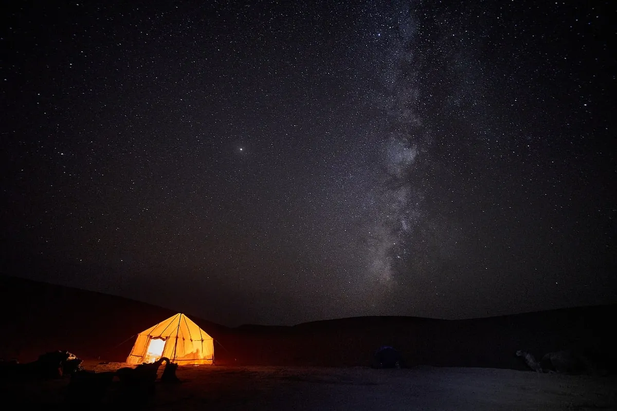 Céu estrelado com a Via Láctea visível sobre o deserto do Atacama