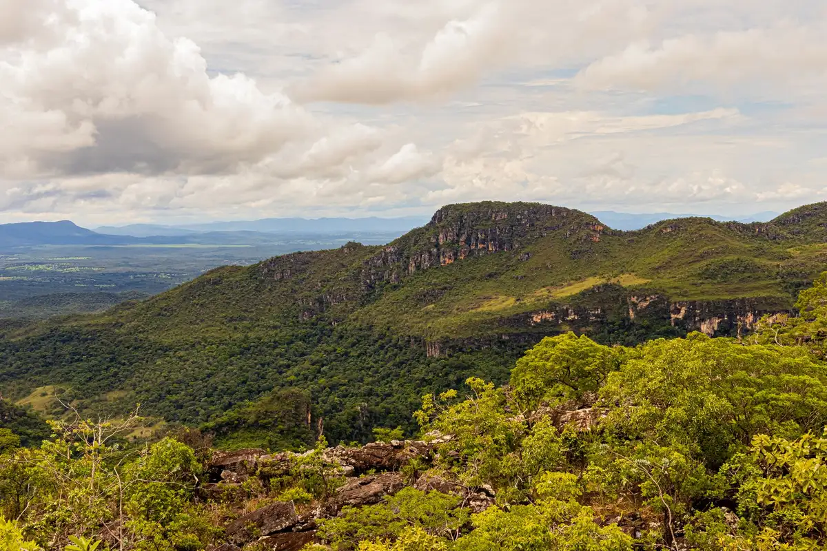 Vista de serras verdes e vales amplos na Chapada dos Veadeiros