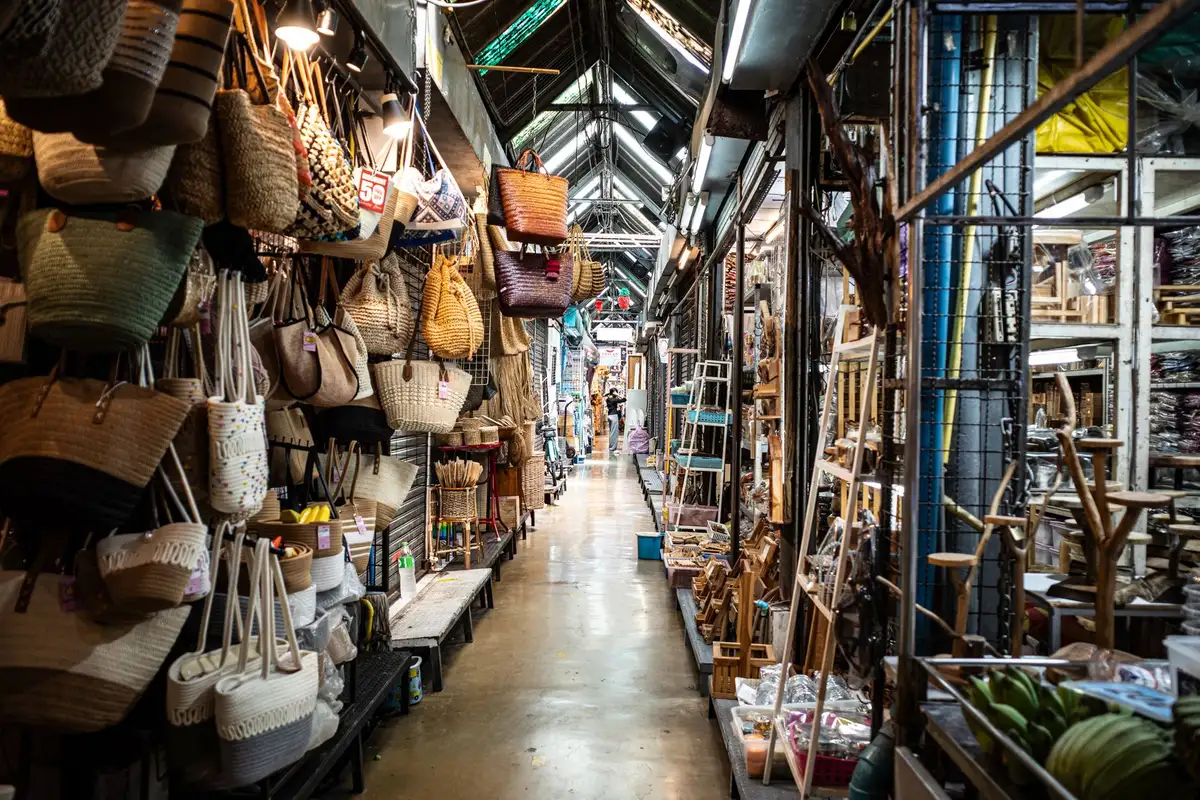 Corredor movimentado do mercado Chatuchak em Bangkok