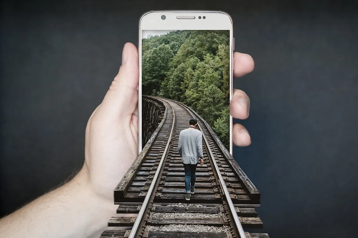 Viajante usa smartphone durante deslocamento
