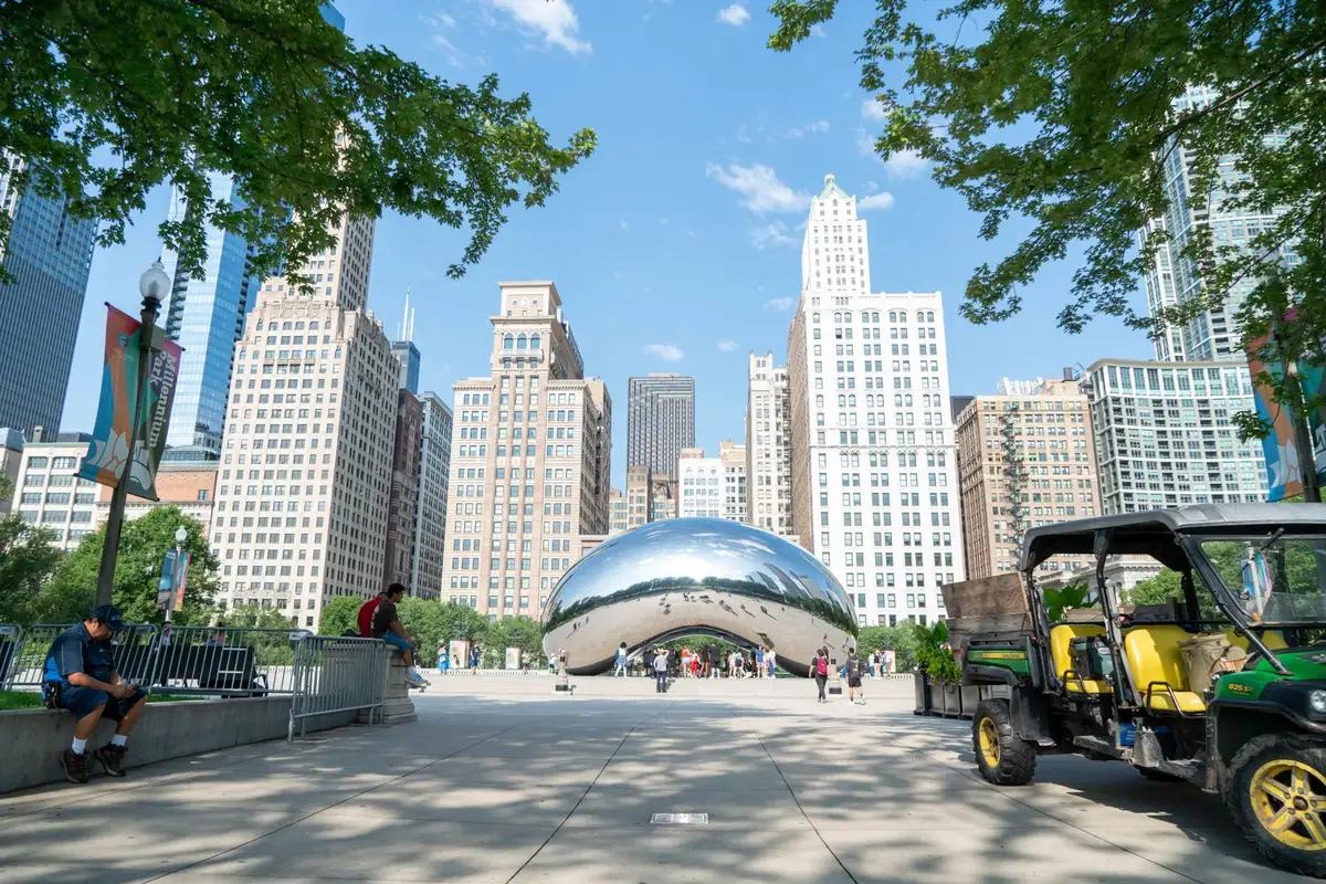 Escultura Cloud Gate, o Bean, no Millennium Park em Chicago