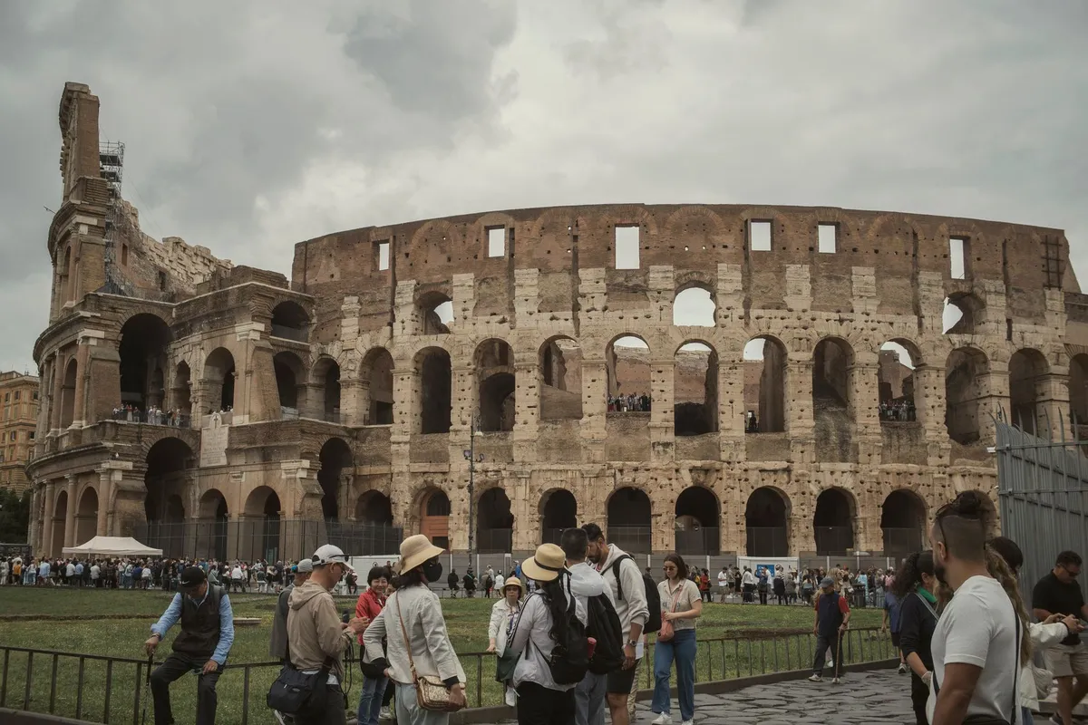 Turistas visitando o Coliseu em Roma