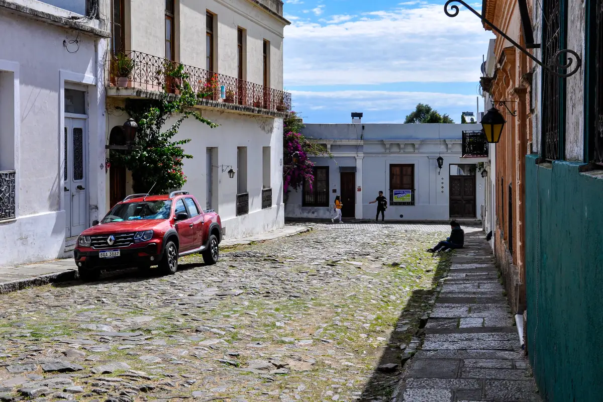Casario colonial em rua de Colônia do Sacramento