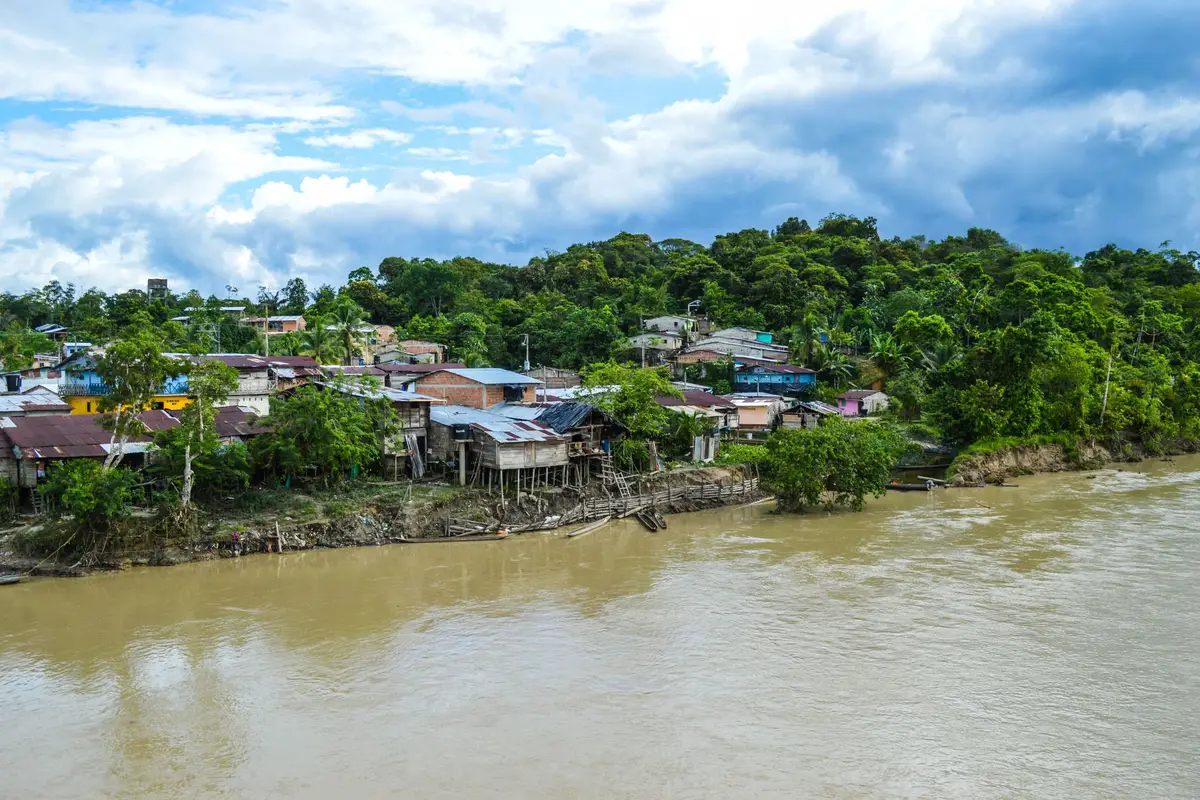 Casas de comunidade ribeirinha às margens de um rio na Amazônia