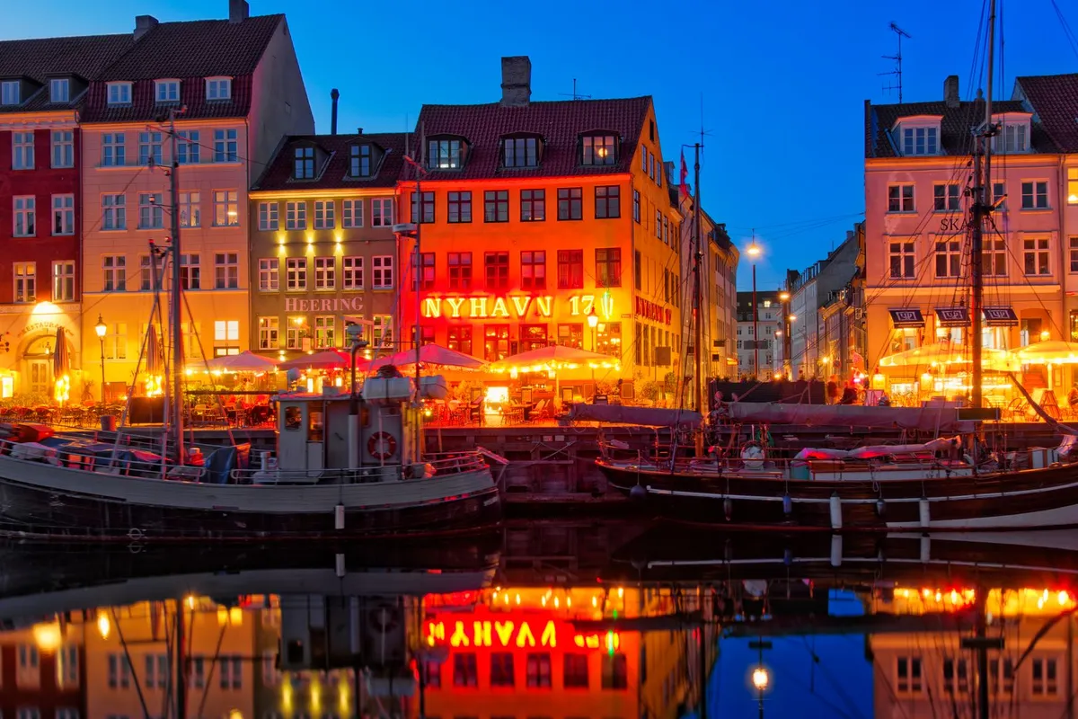 Nyhavn iluminada à noite em Copenhague