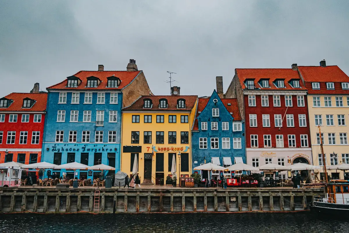 Casas históricas e canal de Nyhavn em Copenhague