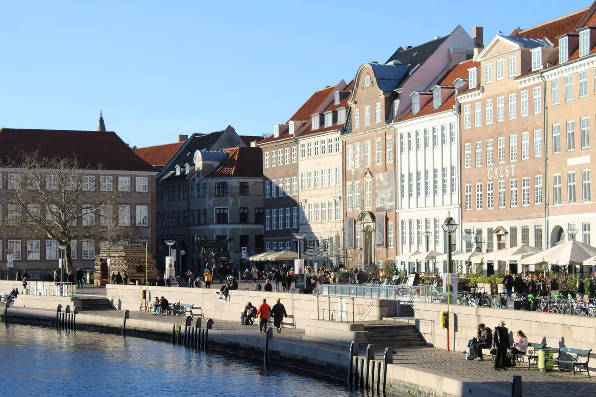 Orla de Copenhague em dia ensolarado
