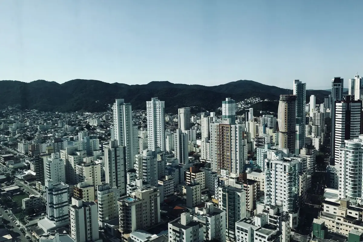 Vista aérea da orla de Balneário Camboriú próxima ao Cristo Luz e à Barra Norte