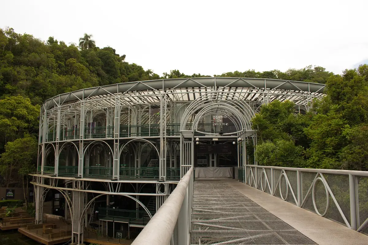 Fachada metálica da Ópera de Arame em Curitiba