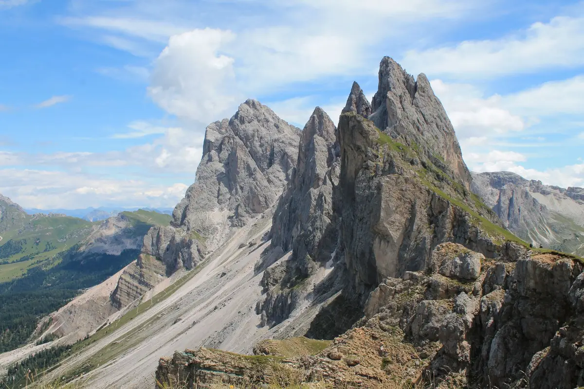 Picos de Seceda nas Dolomitas com gramados em primeiro plano
