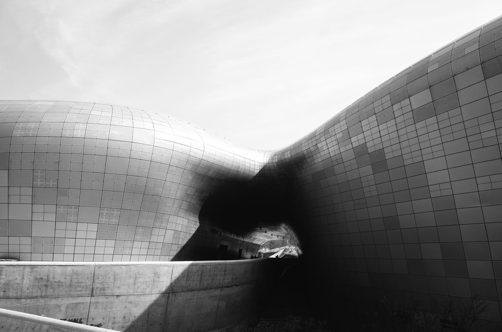 Fachada curva e futurista do Dongdaemun Design Plaza em Seul