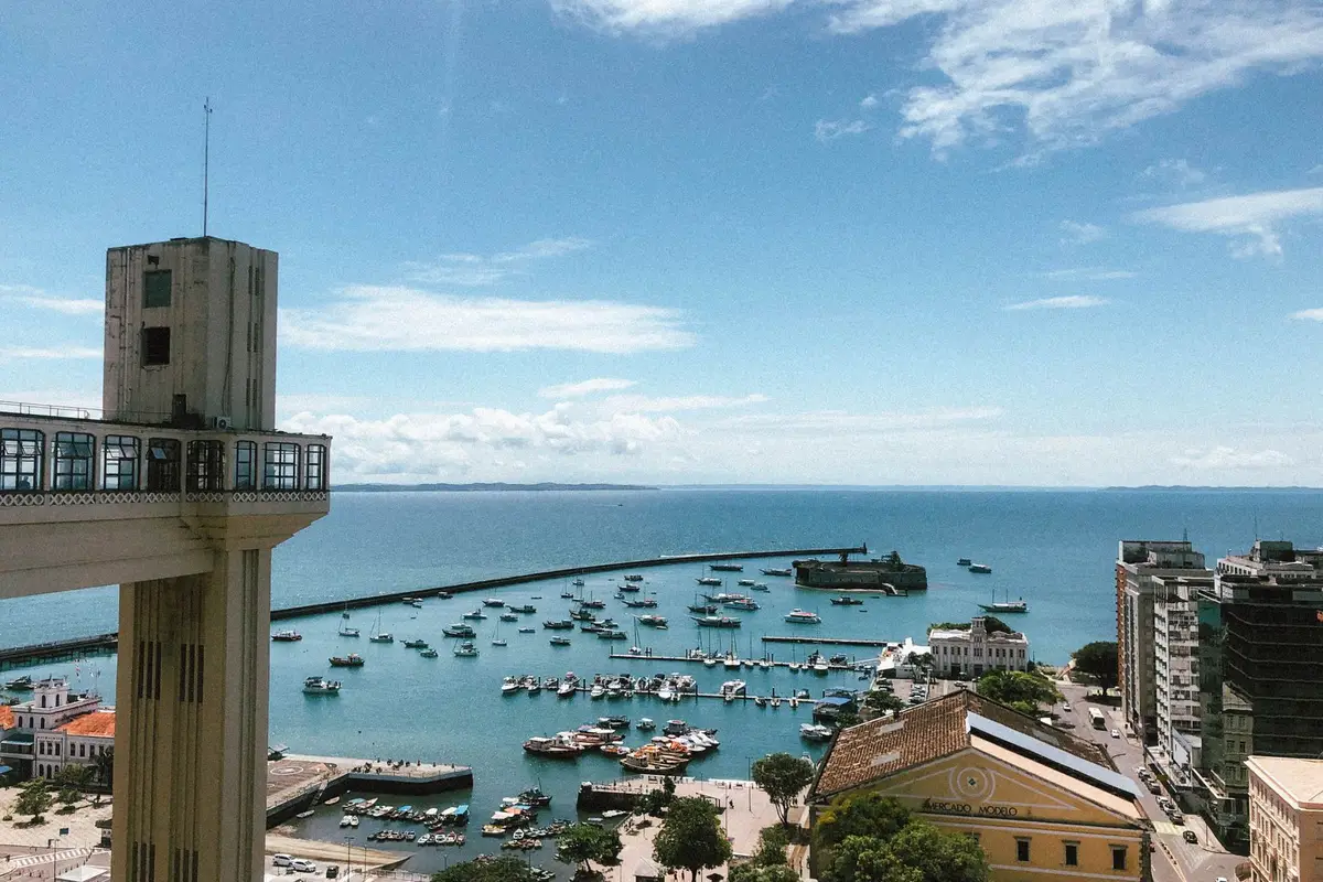 Elevador Lacerda com o porto e a Baía de Todos-os-Santos ao fundo