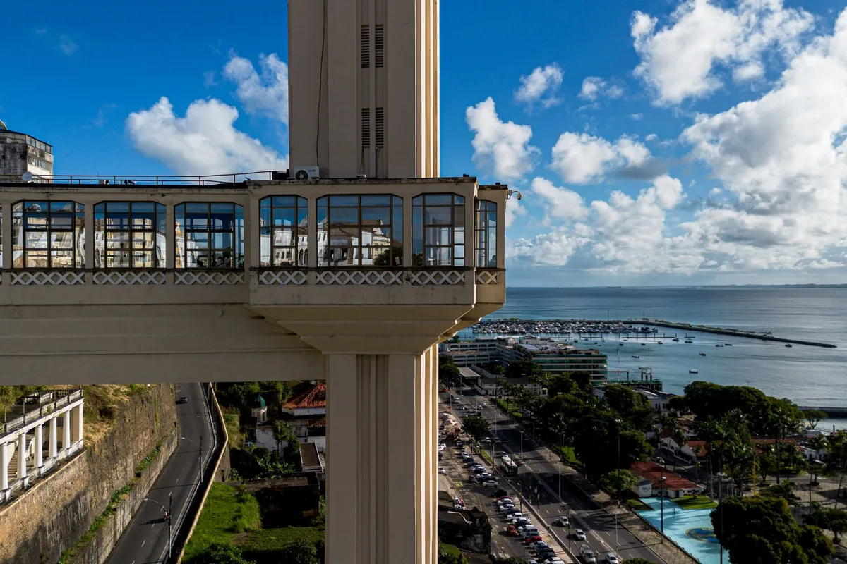 Vista do Elevador Lacerda diante da Baía de Todos-os-Santos em Salvador