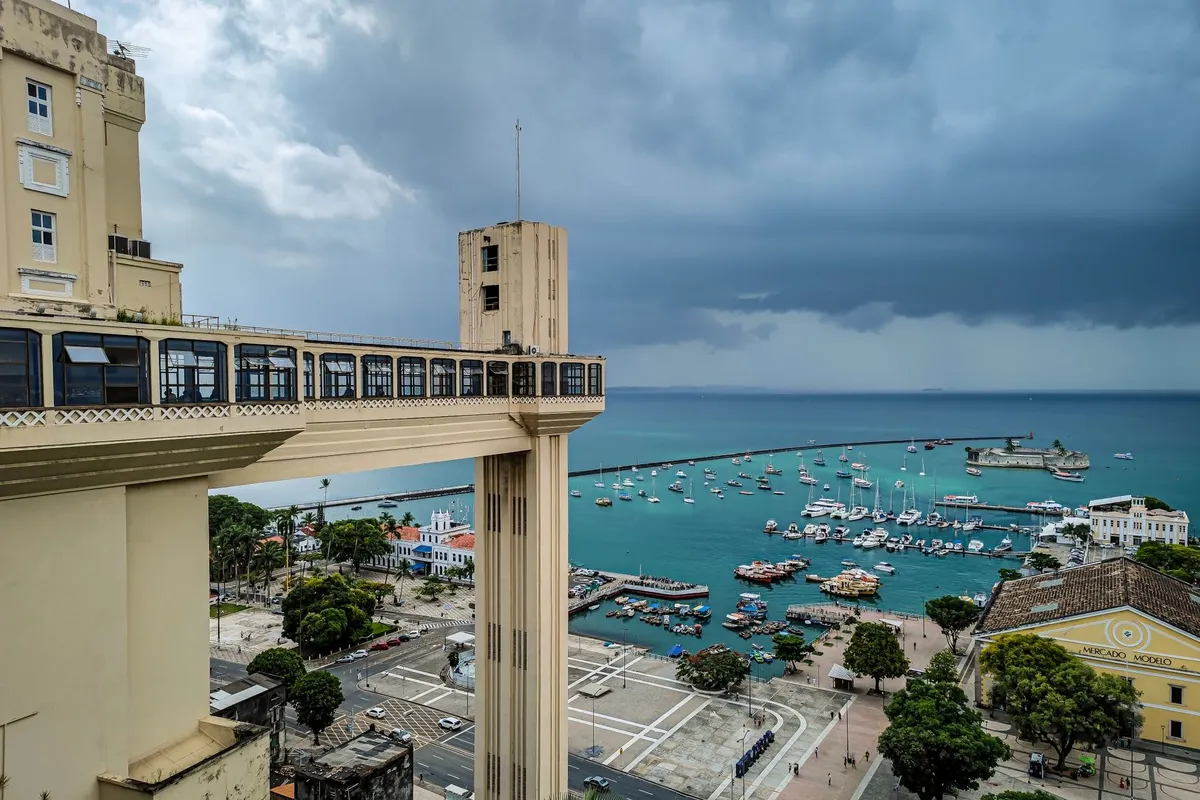 Elevador Lacerda perto da orla de Salvador visto da Cidade Baixa