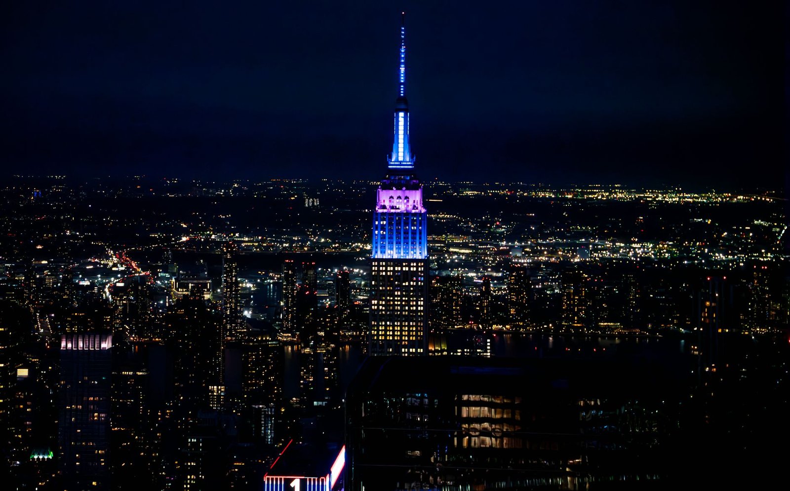 Empire State Building illuminé la nuit