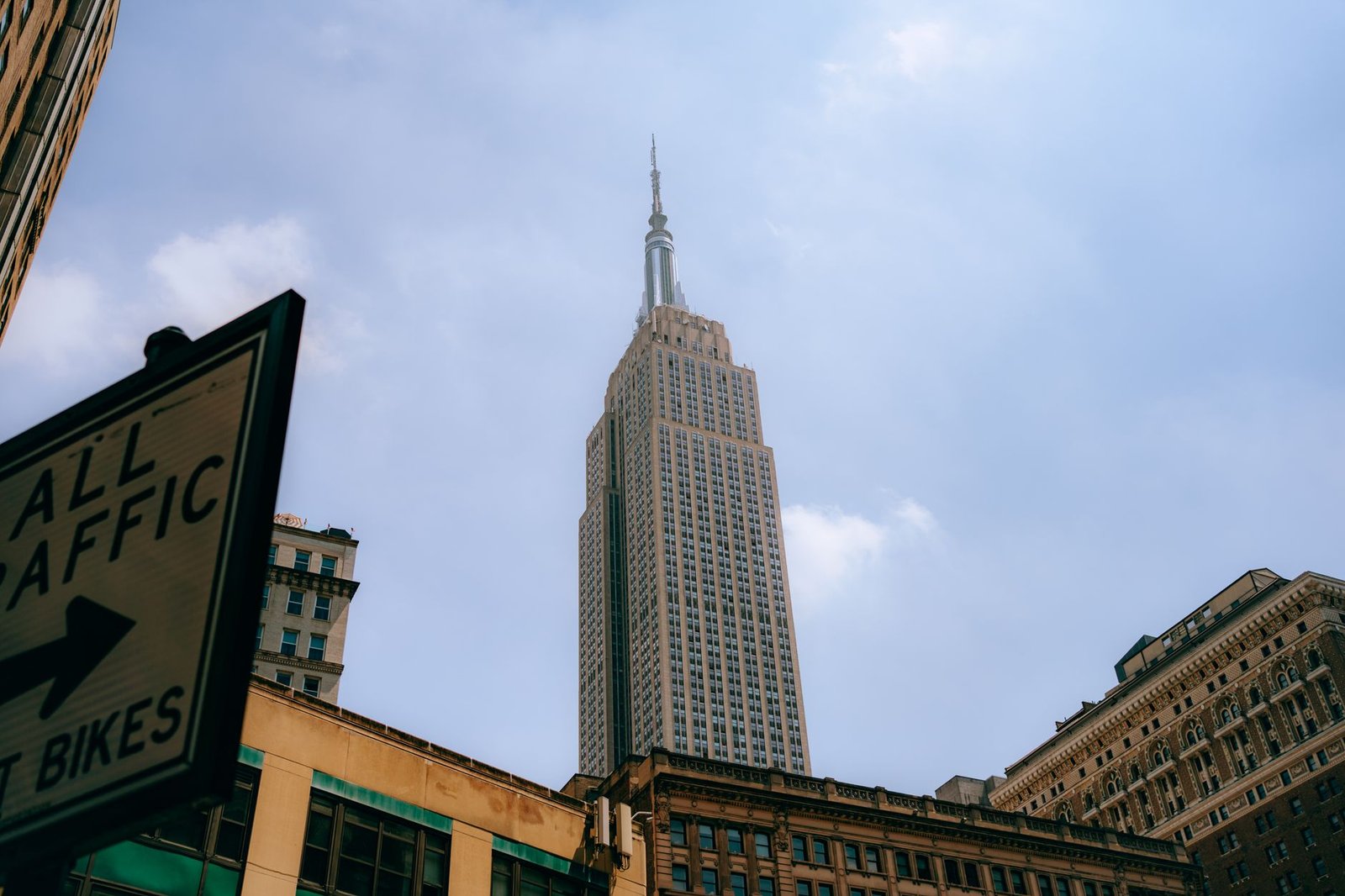 Vue de rue de l'Empire State Building à Manhattan