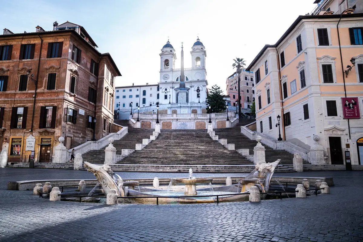 Escadaria Espanhola com movimento de visitantes em Roma