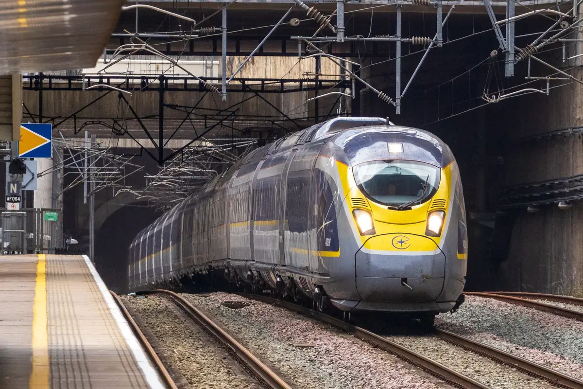 Trem Eurostar saindo do túnel a caminho de Paris