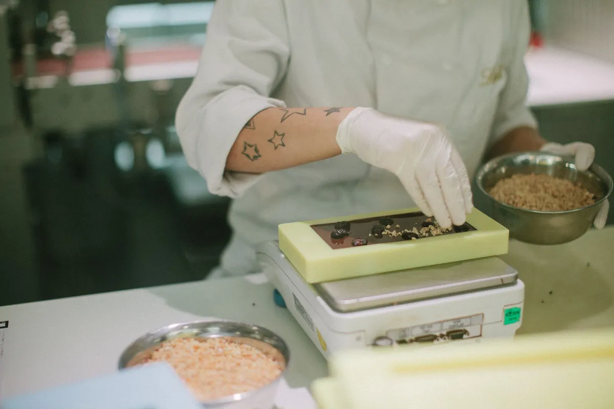 Processo de fabricação artesanal de chocolate em fábrica